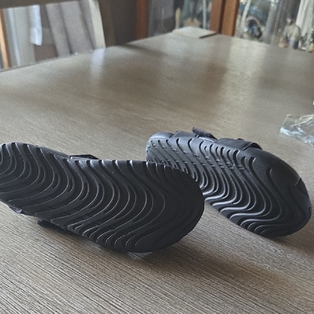 Nike Kids Black Sandals with White Accents - Picture 5 of 6